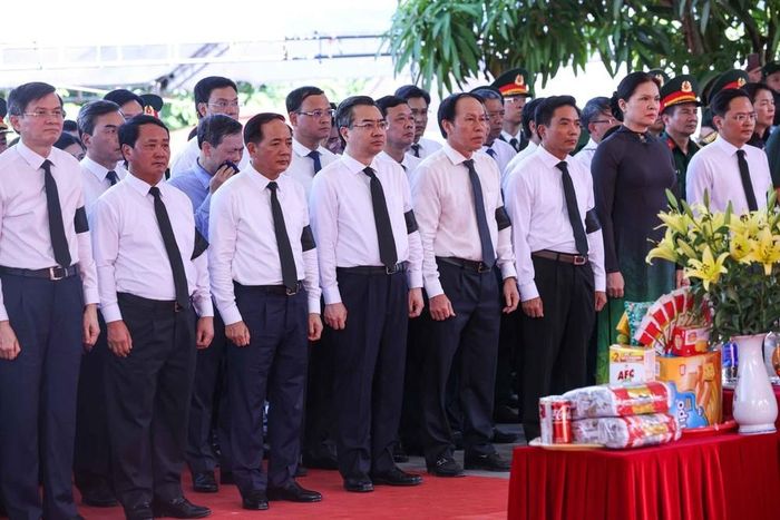 Trưởng Ban Tuyên giáo và Dân vận Trung ương Trịnh Văn Quyết, Trưởng Ban Chính sách, Chiến lược Trung ương Nguyễn Thanh Nghị, Giám đốc Học viện Chính trị Quốc gia Hồ Chí Minh Đoàn Minh Huấn cùng các đại biểu tưởng niệm, tri ân các Anh hùng liệt sĩ. Ảnh: Hoàng Hiếu - TTXVN