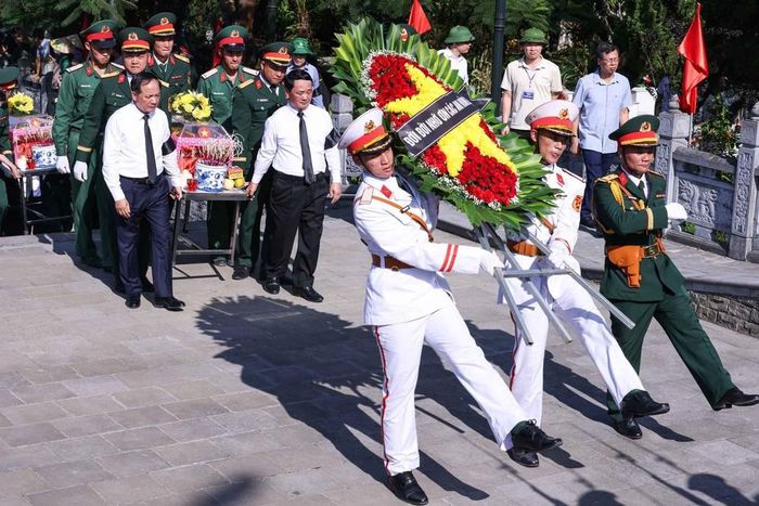 Trưởng Ban Tuyên giáo và Dân vận Trung ương Trịnh Văn Quyết, Bí thư Tỉnh ủy Tuyên Quang Hầu A Lềnh và các đại biểu thực hiện nghi thức đưa các liệt sĩ về nơi an nghỉ cuối cùng. Ảnh: Hoàng Hiếu - TTXVN