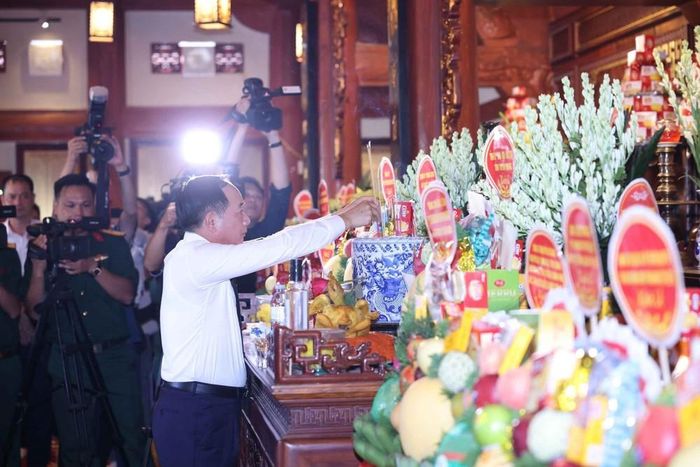 Trưởng Ban Tuyên giáo và Dân vận Trung ương Trịnh Văn Quyết dâng hương tưởng niệm các Anh hùng liệt sĩ. Ảnh: Hoàng Hiếu - TTXVN