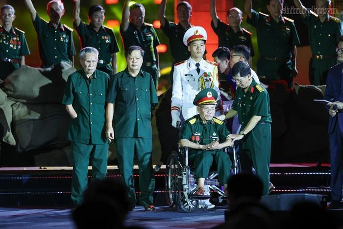Các cựu chiến binh, thương binh dự chương trình tại điểm cầu Tượng đài Bắc Sơn (Hà Nội) - Ảnh: VGP/Nhật Bắc