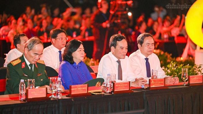 Các đồng chí Ủy viên Bộ Chính trị: Chủ tịch Quốc hội Trần Thanh Mẫn; Bí thư Trung ương Đảng, Chủ tịch Ủy ban Trung ương Mặt trận Tổ quốc Việt Nam Bùi Thị Minh Hoài; Bí thư Thành ủy TPHCM Trần Lưu Quang; nguyên Ủy viên Bộ Chính trị, nguyên Phó Thủ tướng Nguyễn Thiện Nhân dự chương trình tại điểm cầu Công viên Lê Thị Riêng (TPHCM) - Ảnh: VGP/Nhật Bắc