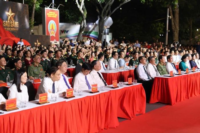 Tổng Bí thư, Chủ tịch nước Tô Lâm, Thủ tướng Chính phủ Lê Minh Hưng và các đồng chí lãnh dạo Đảng, Nhà nước dự chương trình tại điểm cầu Tượng đài Bắc Sơn (Hà Nội)