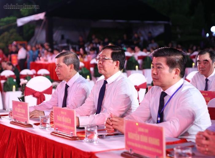 Ủy viên Bộ Chính trị, Trưởng Ban Nội chính Trung ương Lê Minh Trí; Phó Thủ tướng Chính phủ Hồ Quốc Dũng dự chương trình tại điểm cầu Nghĩa trang Liệt sĩ Quốc gia Đường 9 (Quảng Trị) - Ảnh: VGP/Nguyễn Hoàng