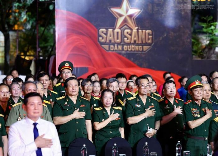 Các cựu chiến binh thực hiện nghi thức tri ân các anh hùng, liệt sĩ - Ảnh: VGP/Nhật Bắc