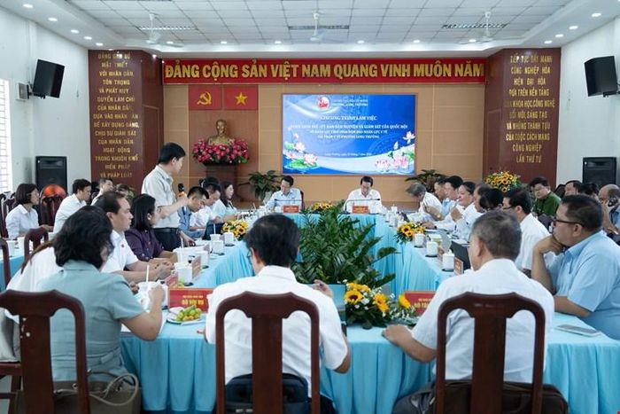 Quang cảnh buổi làm việc