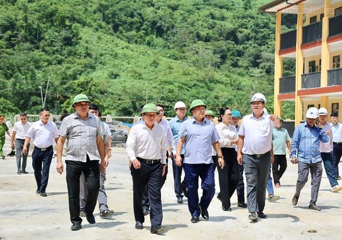 Phó Thủ tướng Lê Tiến Châu kiểm tra tiến độ xây dựng Trường phổ thông nội trú liên cấp tiểu học và trung học cơ sở Minh Tân - Ảnh: VGP/Thu Sa