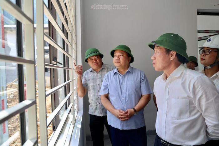 Phó Thủ tướng Lê Tiến Châu kiểm tra cơ sở vật chất của Trường phổ thông nội trú liên cấp tiểu học và trung học cơ sở Minh Tân - Ảnh: VGP/Thu Sa