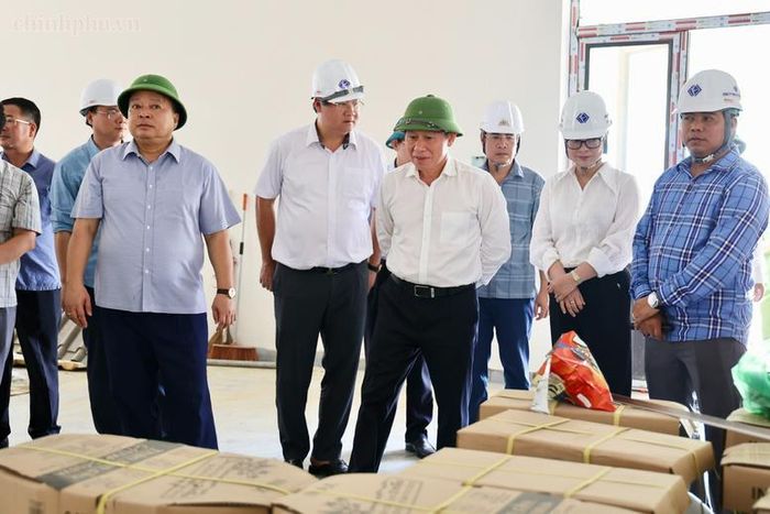 Phó Thủ tướng Lê Tiến Châu kiểm tra cơ sở vật chất của Trường phổ thông nội trú liên cấp tiểu học và trung học cơ sở Minh Tân - Ảnh: VGP/Thu Sa