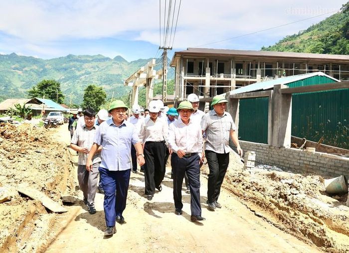 Phó Thủ tướng Lê Tiến Châu kiểm tra thực địa tiến độ xây dựng Trường phổ thông nội trú liên cấp tiểu học và trung học cơ sở Minh Tân - Ảnh: VGP/Thu Sa