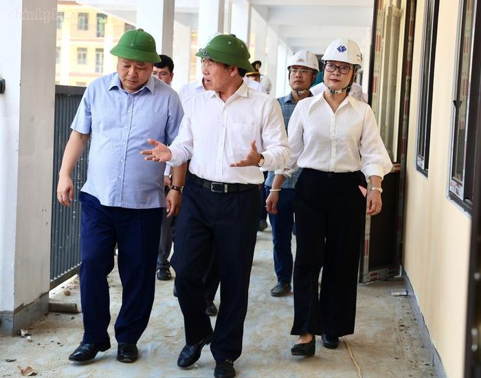Phó Thủ tướng trao đổi với các đơn vị liên quan - Ảnh: VGP/Thu Sa
