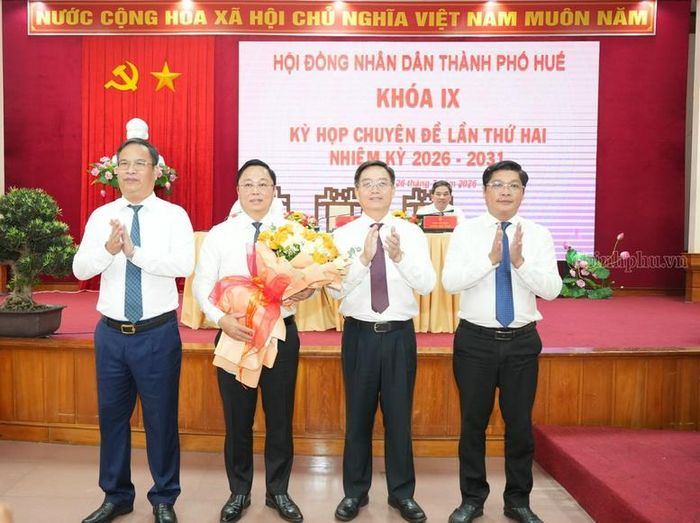 Thường trực Thành ủy Huế tặng hoa chúc mừng đồng chí Lê Trí Thanh được bầu giữ chức Chủ tịch UBND thành phố Huế nhiệm kỳ 2026-2031 - Ảnh: VGP