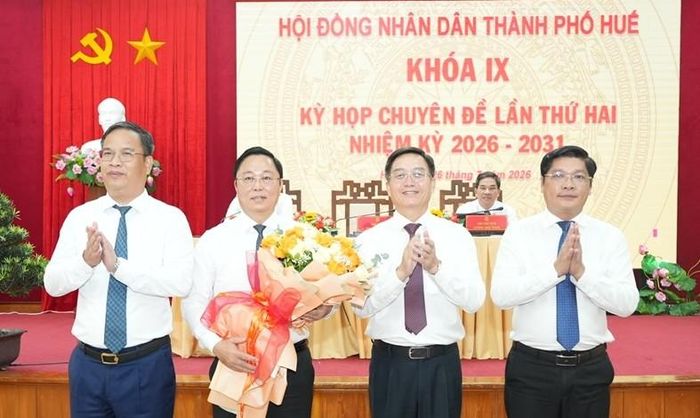 Lãnh đạo thành phố Huế tặng hoa chúc mừng đồng chí Lê Trí Thanh