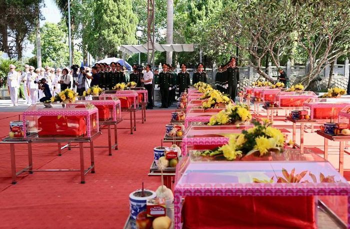 34 hài cốt các Anh hùng liệt sĩ đã dũng cảm, kiên cường chiến đấu, anh dũng hy sinh trong cuộc chiến đấu bảo vệ biên giới phía bắc của Tổ quốc - Ảnh: VGP/Thu Sa
