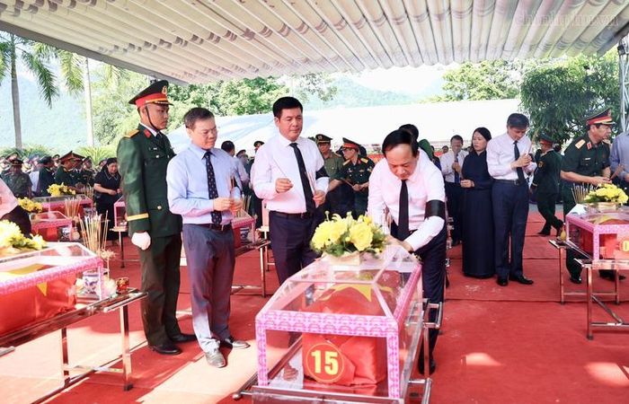 Đồng chí Trịnh Văn Quyết, Ủy viên Bộ Chính trị, Trưởng Ban Tuyên giáo và Dân vận Trung ương thắp hương các liệt sĩ - Ảnh: VGP/Thu Sa
