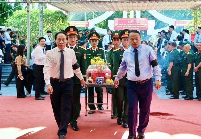 Phó Thủ tướng Lê Tiến Châu cùng các đại biểu thực hiện nghi thức truy điệu và an táng các anh hùng liệt sĩ - Ảnh: VGP/Thu Sa
