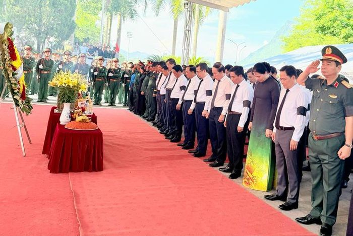 Các đại biểu dành phút mặc niệm tại lễ truy điệu - Ảnh: VGP/Thu Sa
