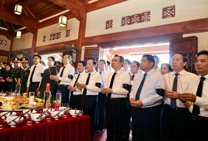 Các đại biểu dâng hương tại Đền thờ các anh hùng liệt sĩ - Ảnh: VGP/Thu Sa