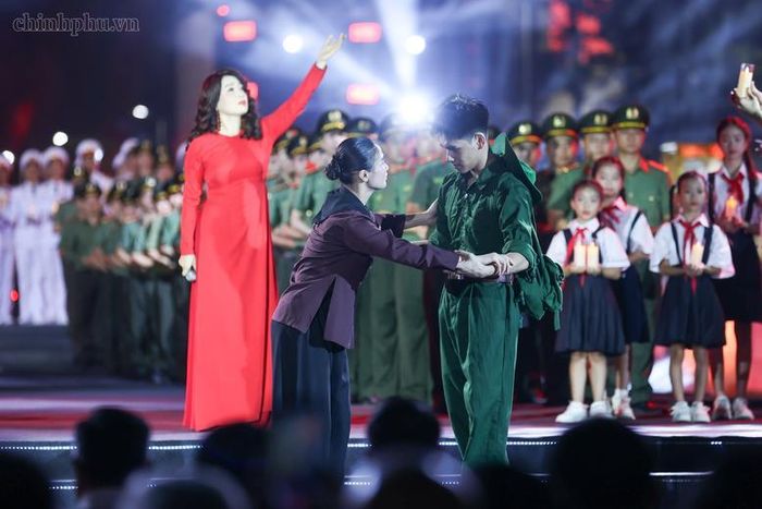 Nhiều tiết mục nghệ thuật tại điểm cầu Tượng đài Bắc Sơn (Hà Nội) tái hiện hình ảnh của những anh hùng liệt sĩ đã cống hiến trọn vẹn tuổi thanh xuân cho đất nước - Ảnh: VGP/Nhật Bắc