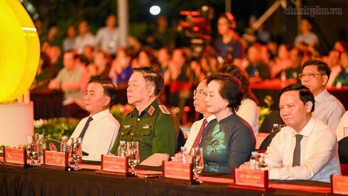 Các đồng chí Ủy viên Bộ Chính trị: Thường trực Ban Bí thư Trần Cẩm Tú, Chủ nhiệm Tổng cục Chính trị Quân đội nhân dân Việt Nam Nguyễn Trọng Nghĩa; nguyên Ủy viên Bộ Chính trị, nguyên Bí thư Thành ủy TPHCM Nguyễn Văn Nên; Bí thư Trung ương Đảng, Phó Thủ tướng Chính phủ Phạm Thị Thanh Trà, Phó Chủ tịch Quốc hội Nguyễn Khắc Định dự chương trình tại điểm cầu Công viên Lê Thị Riêng (TPHCM) - Ảnh: VGP/Nhật Bắc