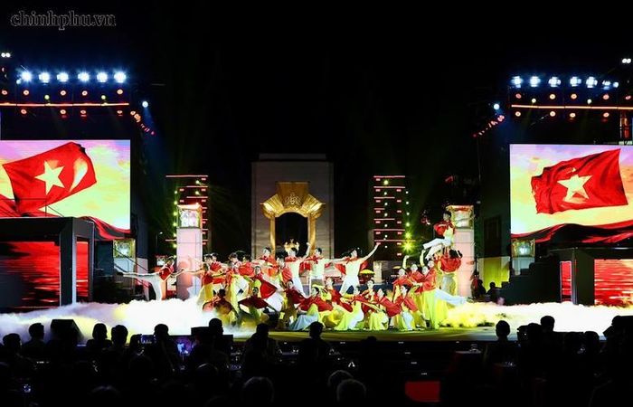 Các tiết mục nghệ thuật xuyên suốt trong chương trình, góp phần tạo nên mạch nối cảm xúc - Ảnh: VGP/Nhật Bắc