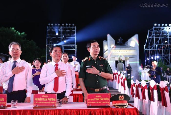 Phó Thủ tướng Chính phủ, Bộ trưởng Bộ Quốc phòng Phan Văn Giang và các đồng chí lãnh đạo Đảng, Nhà nước dự chương trình tại điểm cầu Nghĩa trang Liệt sĩ Quốc gia Đường 9 (Quảng Trị) - Ảnh: VGP/Nguyễn Hoàng