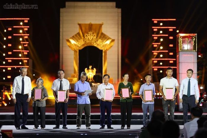 Tổng Bí thư, Chủ tịch nước Tô Lâm và Thủ tướng Chính phủ Lê Minh Hưng trao chứng nhận giám định ADN hồ sơ xác lập danh tính liệt sĩ tới thân nhân của các liệt sĩ - Ảnh: VGP/Nhật Bắc