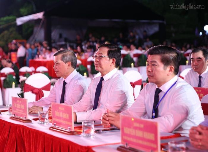Ủy viên Bộ Chính trị, Trưởng Ban Nội chính Trung ương Lê Minh Trí; Phó Thủ tướng Chính phủ Hồ Quốc Dũng dự chương trình tại điểm cầu Nghĩa trang Liệt sĩ Quốc gia Đường 9 (Quảng Trị) - Ảnh: VGP/Nguyễn Hoàng