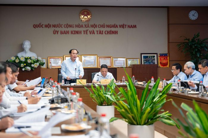 Thứ trưởng Bộ Xây dựng Nguyễn Văn Sinh trình bày Tờ trình dự án Luật Kinh doanh bất động sản (sửa đổi)