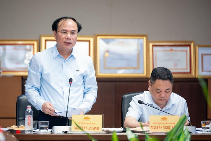 Thứ trưởng Bộ Xây dựng Nguyễn Văn Sinh trình bày Tờ trình dự án Luật Kinh doanh bất động sản (sửa đổi)