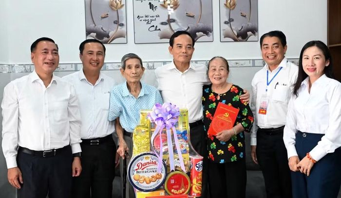 Bí thư Thành ủy Thành phố Hồ Chí Minh Trần Lưu Quang thăm gia đình ông Nguyễn Xuân Viên.