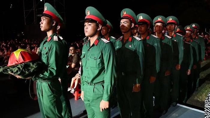 Hình ảnh các chiến sĩ trong chiến dịch 500 ngày đêm được tái hiện trong chương trình. (Ảnh: Ban tổ chức)