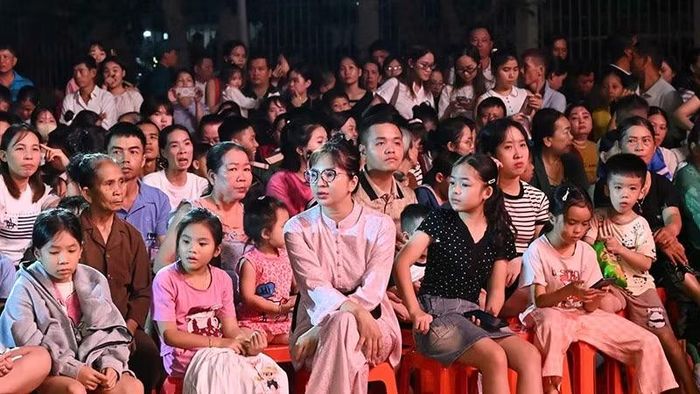 Đông đảo người dân Côn Đảo đến thưởng thức chương trình. (Ảnh: Ban tổ chức)