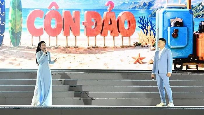 Các nghệ sĩ biểu diễn trong một tiết mục của chương trình. (Ảnh: Ban tổ chức)