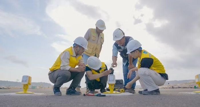 Trước giờ bay hiệu chuẩn, các kỹ sư vẫn miệt mài tiến hành kiểm tra, rà soát từng cụm đèn để kiểm tra cường độ sáng, hướng chiếu, nguồn điện và khả năng vận hành đồng bộ.