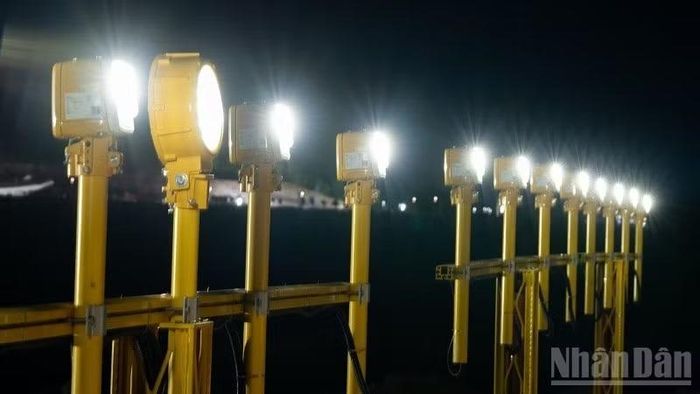 Trong giai đoạn đầu, các đơn vị đã lắp đặt gần 400 biển báo và khoảng 1.500 đèn hiệu hàng không CAT II.