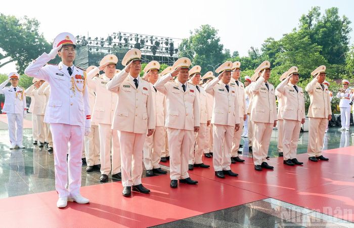 Đoàn đại biểu Đảng ủy Công an Trung ương - Bộ Công an tưởng niệm các Anh hùng liệt sĩ.