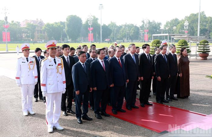 Đoàn đại biểu Ban Chấp hành Trung ương Đảng, Chủ tịch nước, Quốc hội, Chính phủ thành kính tưởng niệm Chủ tịch Hồ Chí Minh.