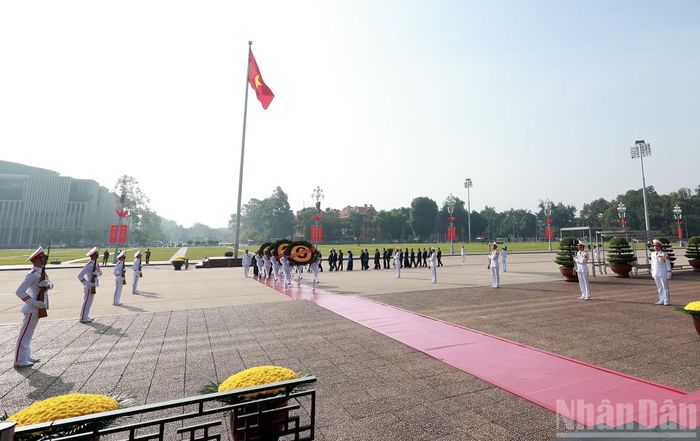 Đoàn đại biểu Ban Chấp hành Trung ương Đảng, Chủ tịch nước, Quốc hội, Chính phủ đặt vòng hoa và vào Lăng viếng Chủ tịch Hồ Chí Minh.