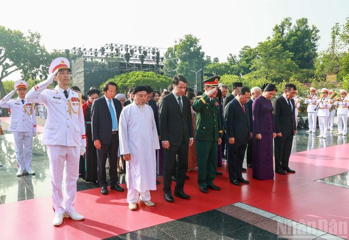 Đoàn đại biểu Ủy ban Trung ương Mặt trận Tổ quốc Việt Nam tưởng niệm các Anh hùng liệt sĩ.