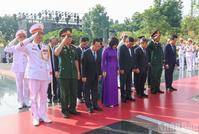 Đoàn đại biểu Thành ủy-Hội đồng nhân dân-Ủy ban nhân dân thành phố Hà Nội tưởng niệm các Anh hùng liệt sĩ.