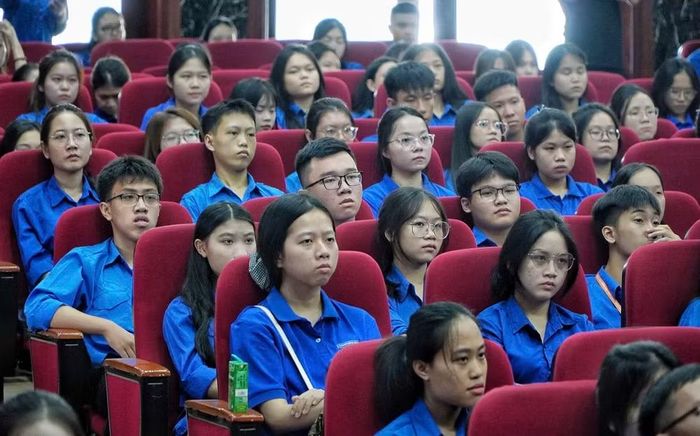 Các bạn trẻ xúc động khi được nghe những câu chuyện của các nhân chứng lịch sử.