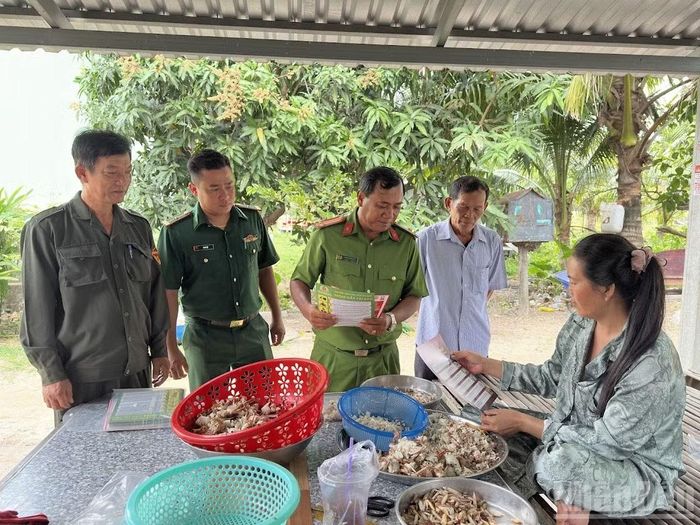 Trung tá Châu Văn Nát cùng các thành viên Đội dân phòng cơ động tuyên truyền chính sách pháp luật cho đồng bào người Khmer.