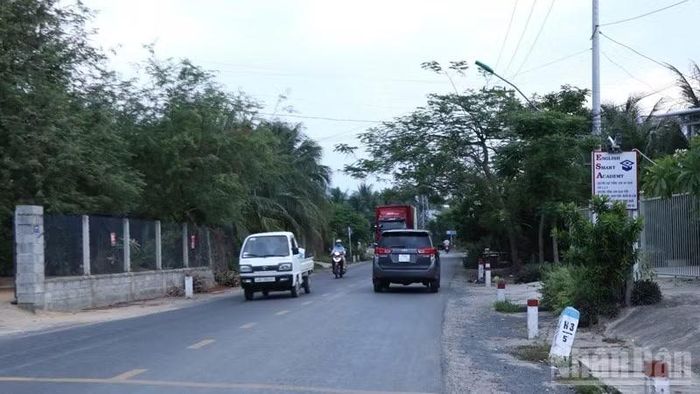 Với phần xe chạy chỉ rộng khoảng 5,5m cùng hàng loạt điểm khuất tầm nhìn, tuyến đường Tỉnh lộ 9 không còn đáp ứng yêu cầu phát triển trong giai đoạn mới.
