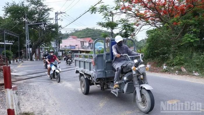 Tại các điểm giao cắt với đường dân sinh và đường sắt trên Tỉnh lộ 9 chưa bảo đảm an toàn, trở thành nỗi ám ảnh của người dân mỗi khi tham gia lưu thông.