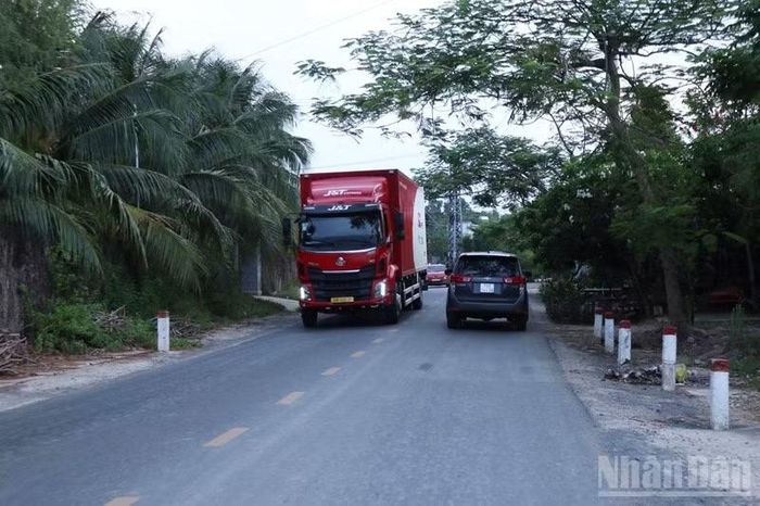 Sở Xây dựng Khánh Hòa chỉ đạo đơn vị quản lý đường bộ thường xuyên phát quang cây xanh, xử lý các vị trí che khuất tầm nhìn, bổ sung biển báo và vạch sơn nhằm bảo đảm an toàn giao thông trên tuyến.