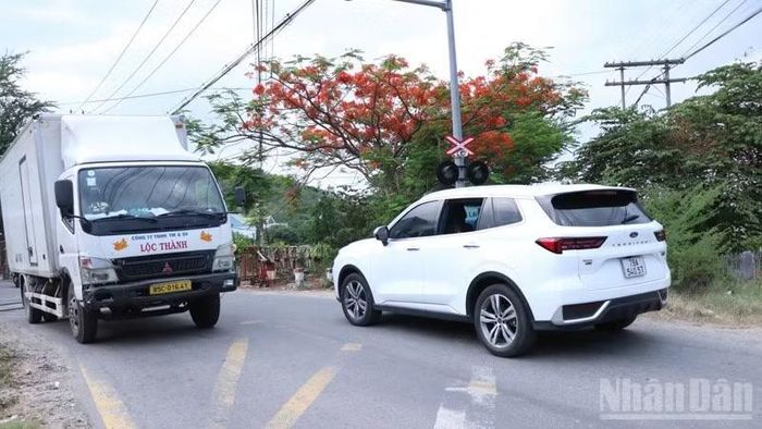 Trên mặt đường hẹp, người điều khiển phương tiện giao thông chỉ một phút lơ là cũng có thể dẫn đến va chạm.
