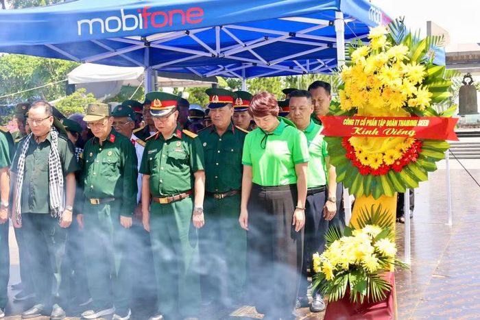 Đoàn đến dâng hương, dâng hoa tưởng niệm các Anh hùng Liệt sĩ tại Nghĩa trang Liệt sĩ quốc gia Đường 9.