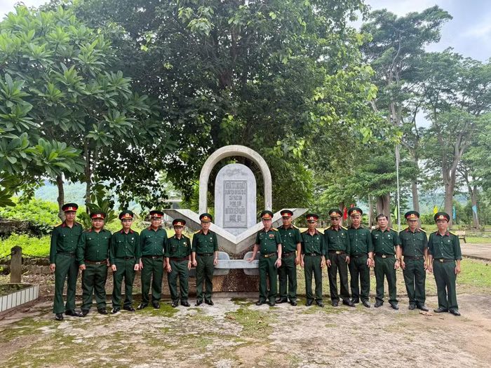 Đoàn cựu chiến binh Thái Bình Seed thăm di tích Nhà tù Lao Bảo.
