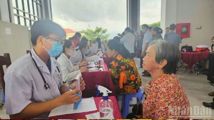 Chương trình còn tổ chức khám bệnh, tư vấn sức khỏe cho người dân hộ nghèo, hộ cận nghèo.