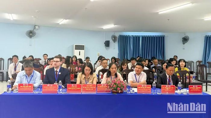 Học giả đến từ Đảng lao động Thụy Sĩ trình bày tham luận về mô hình quản trị trong trường hợp cụ thể đặc thù của một quốc gia châu Âu.
